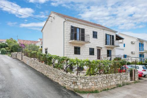 Apartments with a parking space Sutivan, Brac - 744