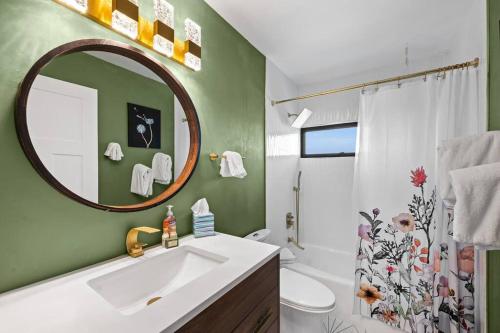 Koupelna v ubytování Hot Tub Amazing Views 10 Min To Ski Resort