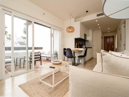 Cozy Garden Apartment by Sea