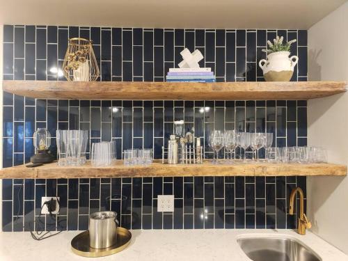 Фотография из галереи Lake Views Hot Tub 7 Beds Dock Near Ski Resort в городе Окленд