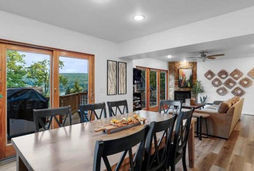 Гостиная зона в Lake Views Hot Tub 7 Beds Dock Near Ski Resort