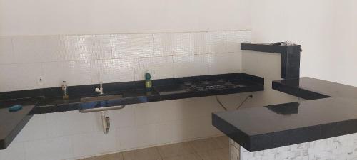 Casa de temporada Guriri com Piscina - Cod 34にあるキッチンまたは簡易キッチン