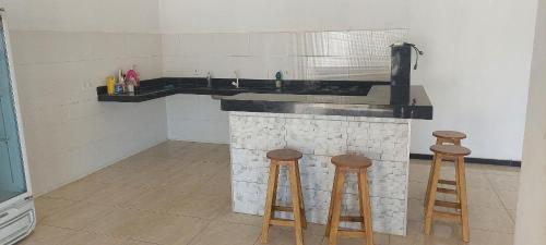 Casa de temporada Guriri com Piscina - Cod 34にあるキッチンまたは簡易キッチン