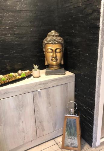 a statue of a head sitting on top of a counter at Residence Emporium in Rome
