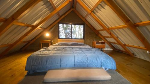 Cama grande en habitación con ventana en La Casona entre el Bosque, en Guatemala