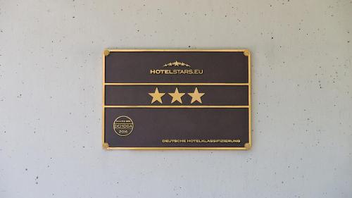 Sijil, anugerah, tanda atau dokumen lain yang dipamerkan di Fontana Hotel Wiesbaden