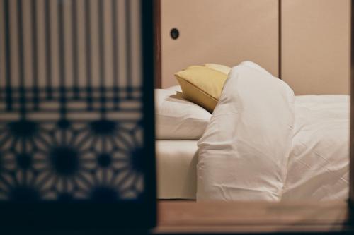 a reflection of a bed in a mirror at 緑邸-Ohtaki- 古民家一棟貸切 サウナプランあり in Ōtaki