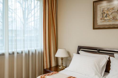 Postel nebo postele na pokoji v ubytování Hotel Sfinksas