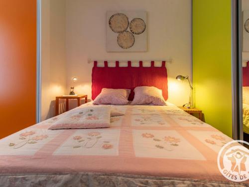 Letto o letti in una camera di Charmante Maison avec Jardin, Proche Puy du Fou et Cholet, Wifi, Tout Confort - FR-1-622-48