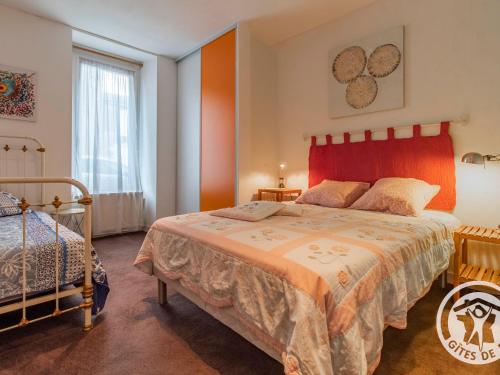 una camera da letto con un letto grande e una finestra di Charmante Maison avec Jardin, Proche Puy du Fou et Cholet, Wifi, Tout Confort - FR-1-622-48 a Les Gardes