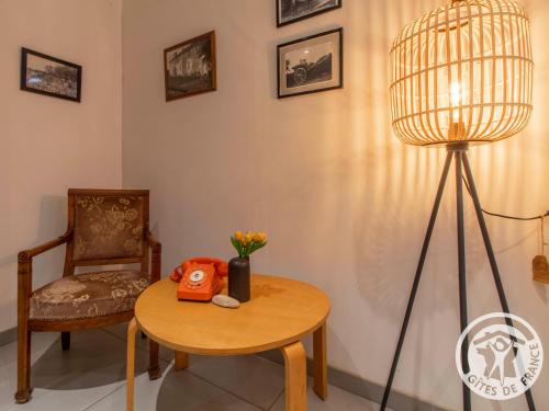 Area soggiorno di Charmante Maison avec Jardin, Proche Puy du Fou et Cholet, Wifi, Tout Confort - FR-1-622-48