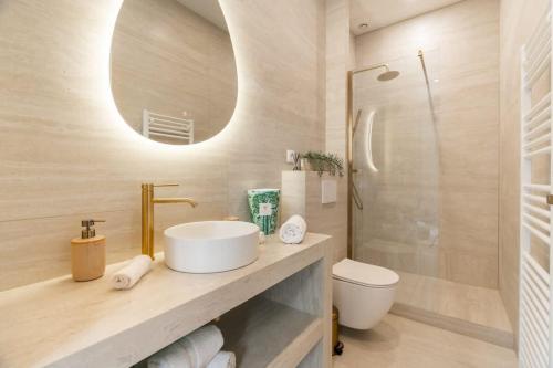 une salle de bain avec un lavabo, des toilettes et un miroir dans l'établissement Splendide appartement de luxe Saint-Germain, à Paris