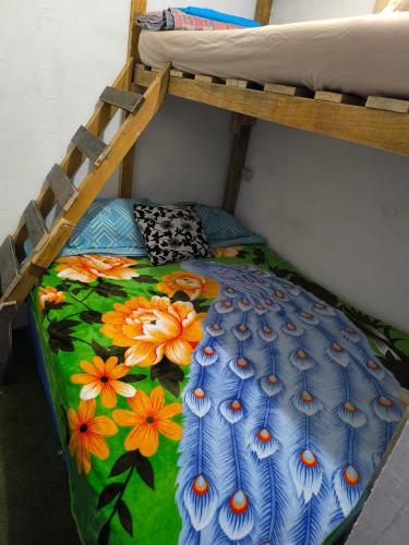 Ένα ή περισσότερα κρεβάτια σε δωμάτιο στο Karim Hostel