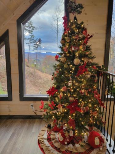 Lil Cabin in the Cove! MTN views, theater, hot tub, games, king beds, Prime Location! photo 22
