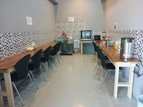 浦项Pohang Cheongha Call Self Check-in Motel的带桌椅的厨房
