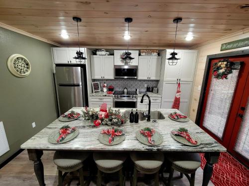 Lil Cabin in the Cove! MTN views, theater, hot tub, games, king beds, Prime Location! photo 24
