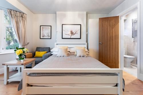 a bedroom with a bed and a couch at Charm Double En-suite Bedroom 3 in Oxford