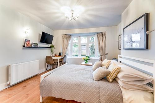 a bedroom with a bed and a desk at Charm Double En-suite Bedroom 3 in Oxford