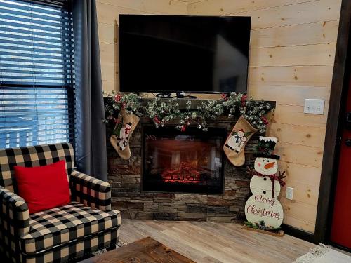 Lil Cabin in the Cove! MTN views, theater, hot tub, games, king beds, Prime Location! photo 18