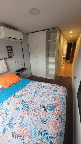 Ένα ή περισσότερα κρεβάτια σε δωμάτιο στο Apartamento Estocolmo II