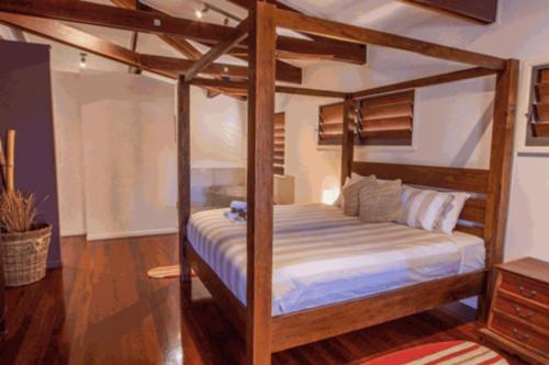 Seabreeze - 5 BR w Pool Table - Beachfront房間的床