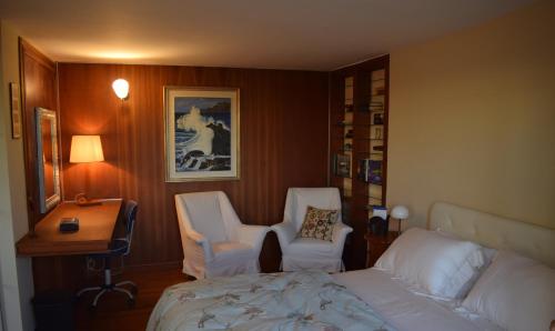 1 Schlafzimmer mit einem Bett, 2 Stühlen und einem Schreibtisch in der Unterkunft Le Petite Resort B&B in Rom