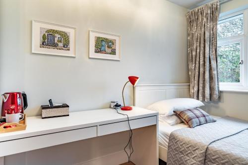 1 dormitorio con escritorio blanco y 1 cama en Cozy Room 4, en Oxford