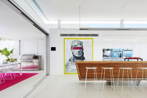 Ruang duduk di Beachfront Hideaway by Noosa Secret Destinations