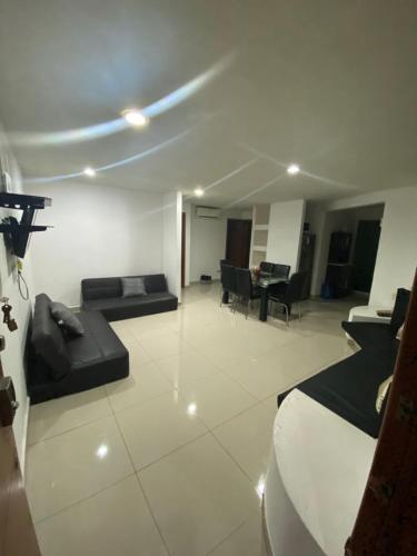 een grote woonkamer met een bank en een tafel bij SUIT HOME EXPRESs in Cancun