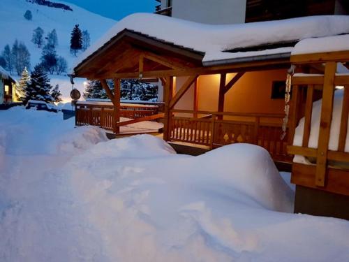 Charmant 2 pièces au pied des pistes avec balcon et casier à ski