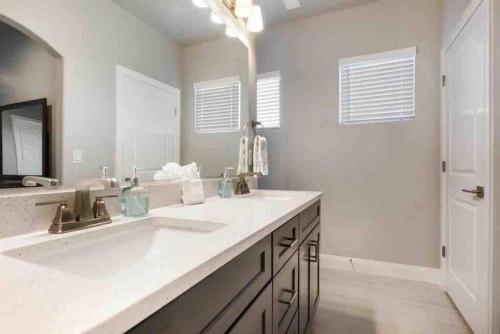 Et badeværelse på Pool Lazy River Hot Tub Games Fire Pit 28 Guests