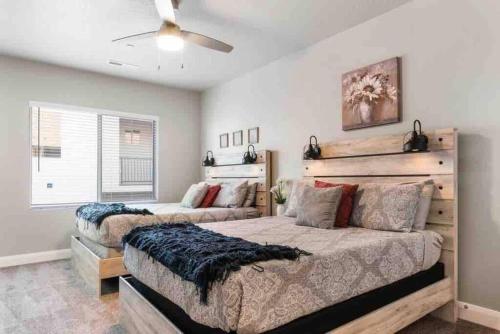 En eller flere senge i et værelse på Pool Lazy River Hot Tub Games Fire Pit 28 Guests