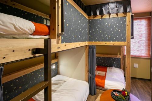 a bunk bed room with two bunk beds at IKIDANE Cozy Hotel Haneda Airport - Vacation STAY 25843v in Tokyo