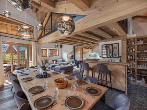 une grande salle à manger avec une longue table et des chaises dans l'établissement Chalet à Méribel, jacuzzi, sauna, 5 chambres, 14 pers. - FR-1-566-73, à Les Allues