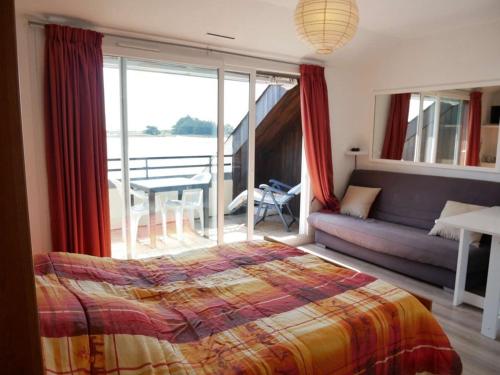une chambre avec un lit et une vue sur l'eau dans l'établissement Studio à Étel - 2* - Proche plage, animaux admis - FR-1-479-168, à Étel
