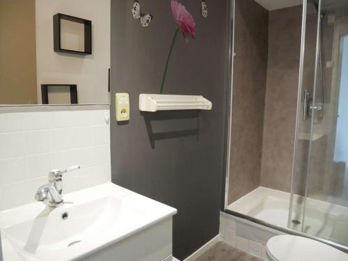 une salle de bain avec un lavabo, des toilettes et une douche dans l'établissement Studio à Étel - 2* - Proche plage, animaux admis - FR-1-479-168, à Étel