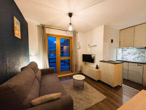 Photo de la galerie de l'établissement Appartement moderne 1 chambre avec piscine, proche ski et village - FR-1-342-328, à Beaufort