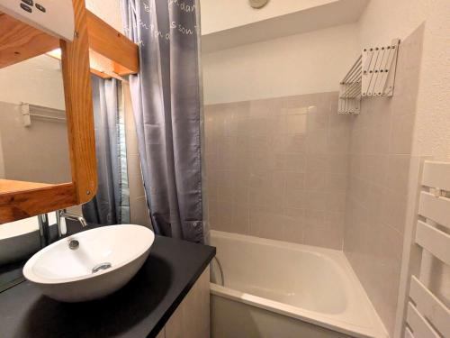 Photo de la galerie de l'établissement Appartement moderne 1 chambre avec piscine, proche ski et village - FR-1-342-328, à Beaufort