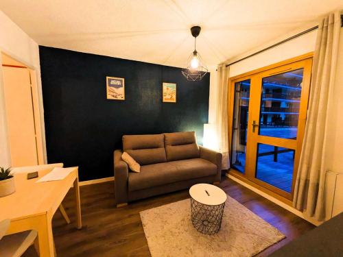 Photo de la galerie de l'établissement Appartement moderne 1 chambre avec piscine, proche ski et village - FR-1-342-328, à Beaufort