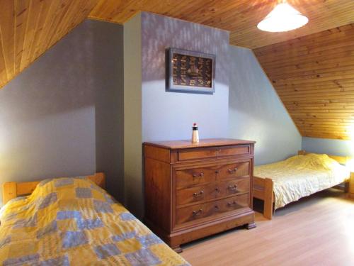 - une chambre avec un lit et une commode dans l'établissement Maison familiale 4 pièces, animaux acceptés, près plage - FR-1-479-164, à Plouharnel