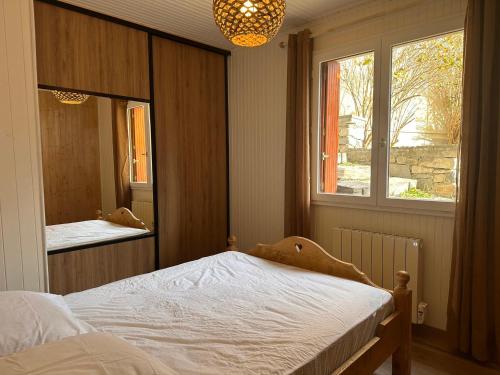 une chambre avec un lit et un grand miroir dans l'établissement Charmant 2 pièces avec jardin près téléski - FR-1-464-245, à Pralognan-la-Vanoise
