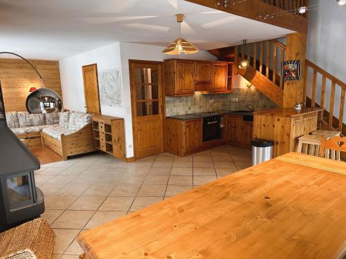 une grande cuisine avec des placards en bois et une table dans l'établissement Duplex familial 5 pièces, 8 pers, à 400m des commerces - FR-1-464-244, à Pralognan-la-Vanoise
