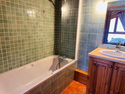 une salle de bain avec une baignoire et un lavabo dans l'établissement Duplex familial 5 pièces, 8 pers, à 400m des commerces - FR-1-464-244, à Pralognan-la-Vanoise