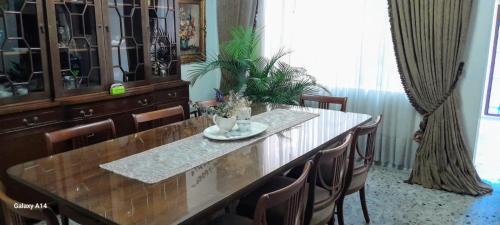 a dining room with a table and chairs at Habitación 3 en Casa Retro in Medellín