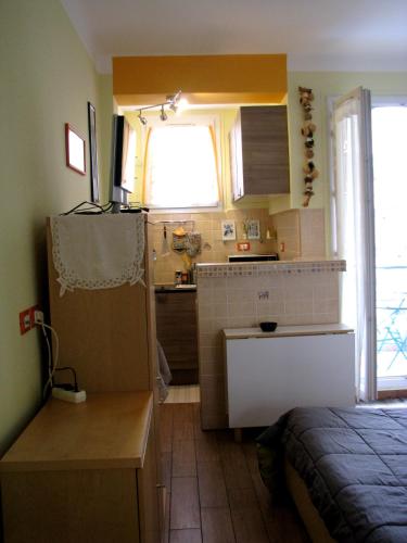Cette petite chambre comprend une cuisine et un lit. dans l'établissement Appartamento in rue Halevy, à Nice