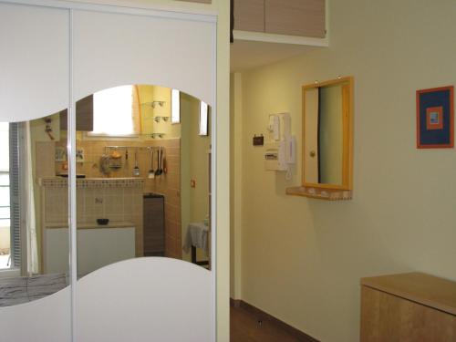 Cette chambre offre une vue sur la cuisine. dans l'établissement Appartamento in rue Halevy, à Nice