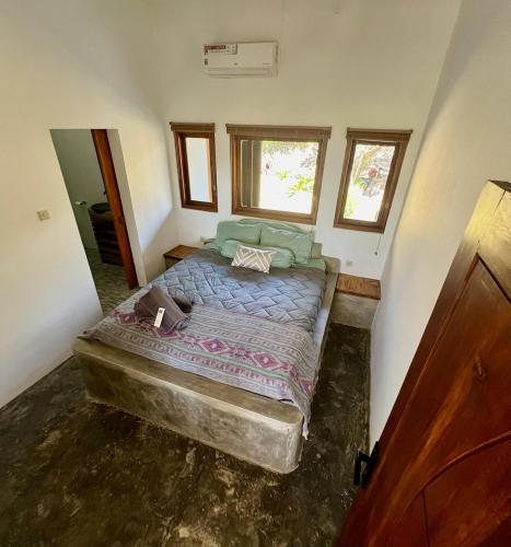 Postel nebo postele na pokoji v ubytování Are Guling Beach Bungalows