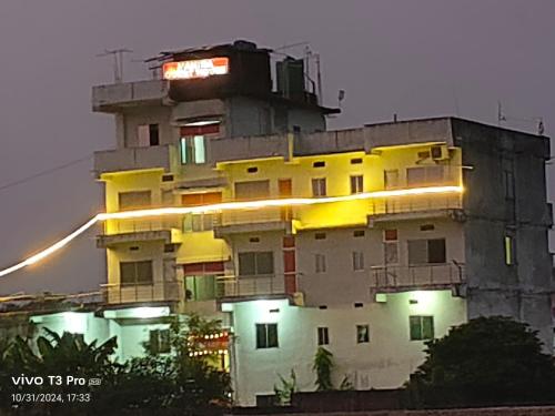 un edificio con luci sui lati di Mahima Guest House a Bodh Gaya