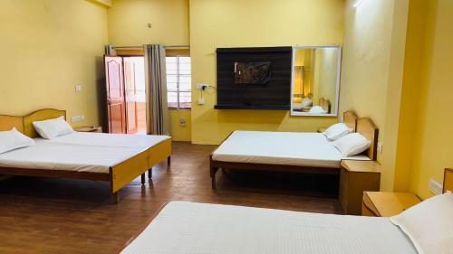 a room with two beds and a mirror at Bhiwani Guest House in Jaipur