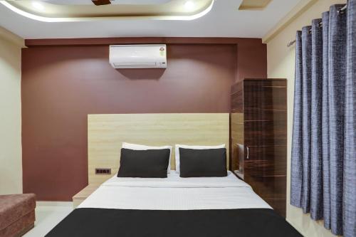 Postel nebo postele na pokoji v ubytování Hotel O D K Patil